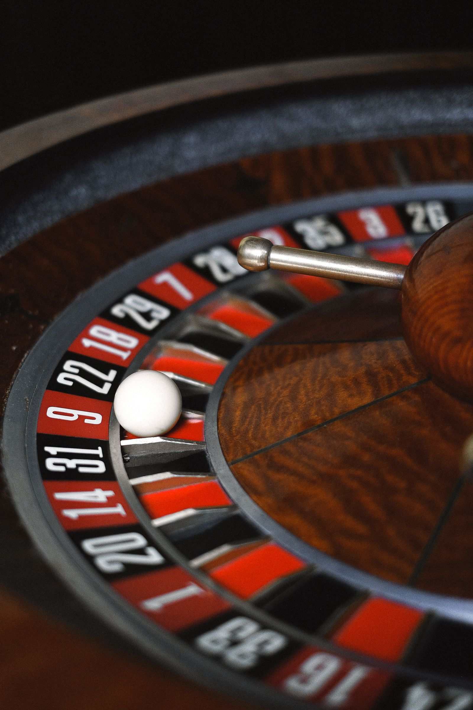Roda roulette kasino yang sedang berputar